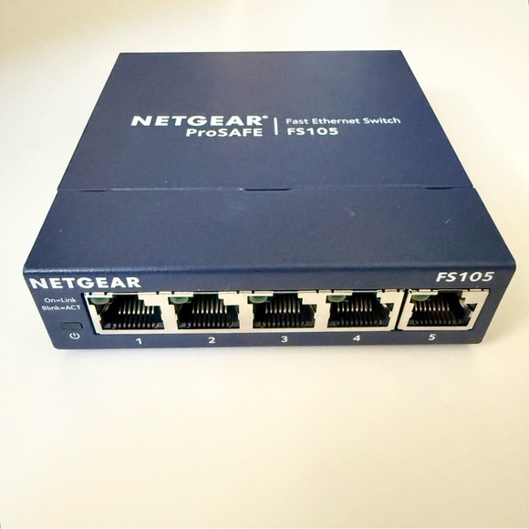 NETGEAR ProSAFE 5-Port Desktop Switch - Picture 3 of 7